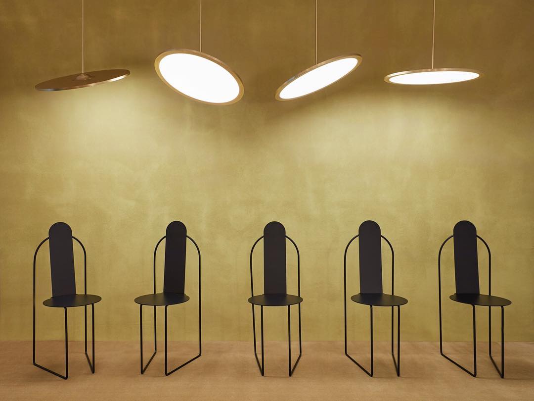 Nix pendant shining down on Pudica chairs by Pedro Paulo Venzon - Matter Made "MM XVII" collection in Milan | Flodeau.com