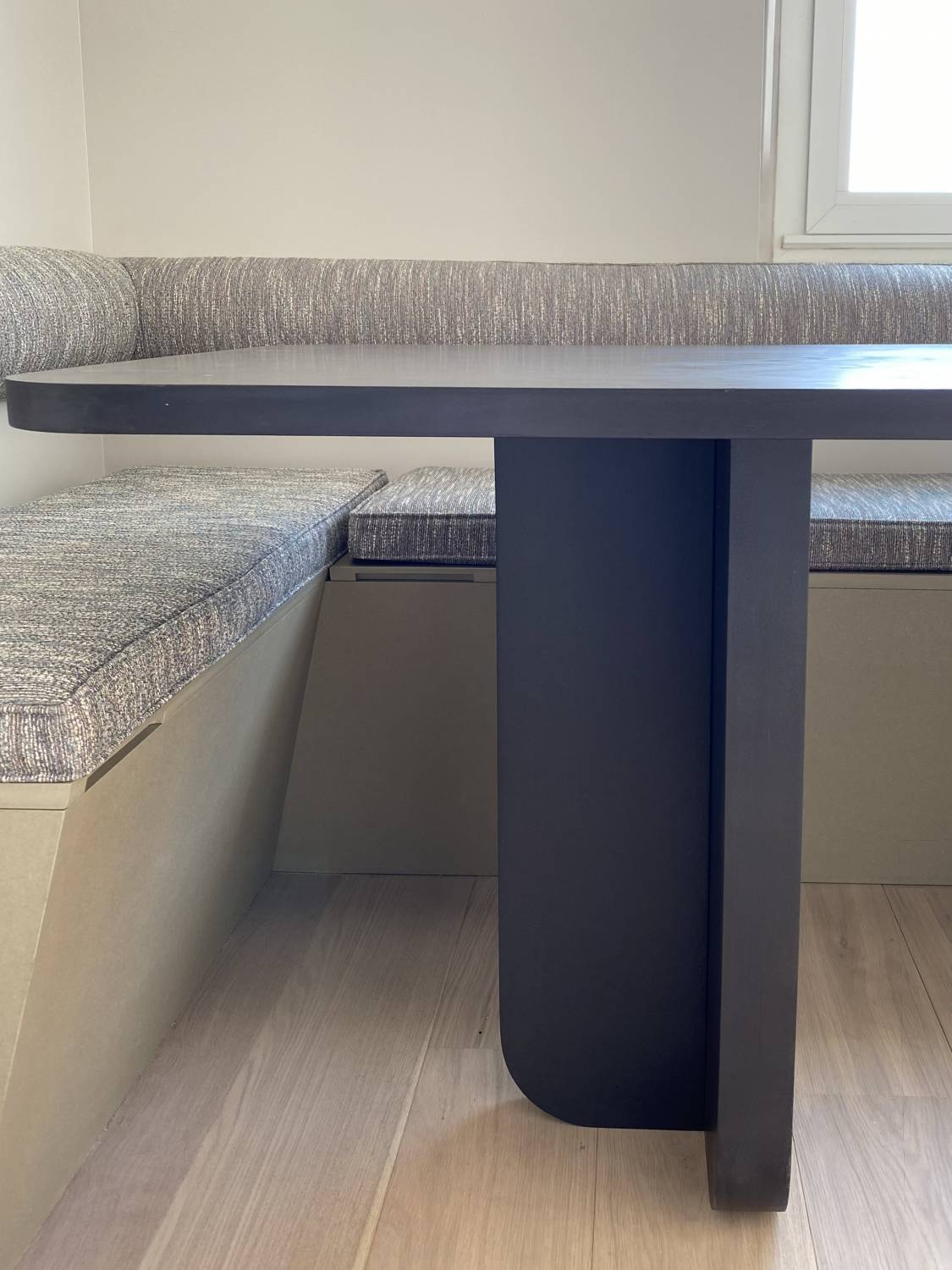 Custom dining table ©Flodeau